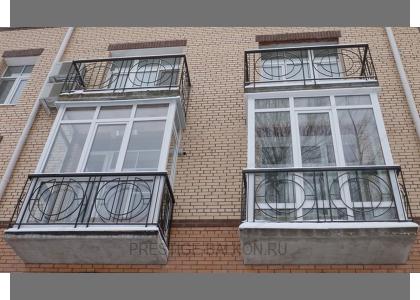 Французское остекление балкона пластиковыми окнами с фигурными ограждениями в Лыткарино