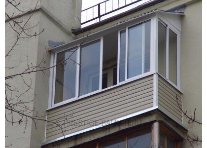 Холодное остекление балкона раздвижными окнами с выносом и крышей в Лыткарино
