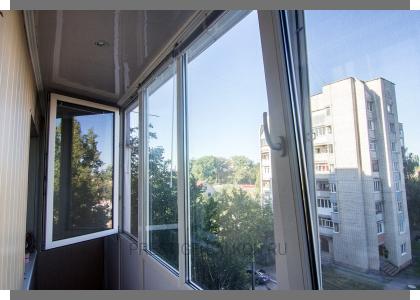 Холодное остекление алюминиевыми окнами Алютех с отделкой стен вагонкой ПВХ в Лыткарино