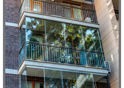 Безрамное остекление балкона с отделкой ограждений в Лыткарино