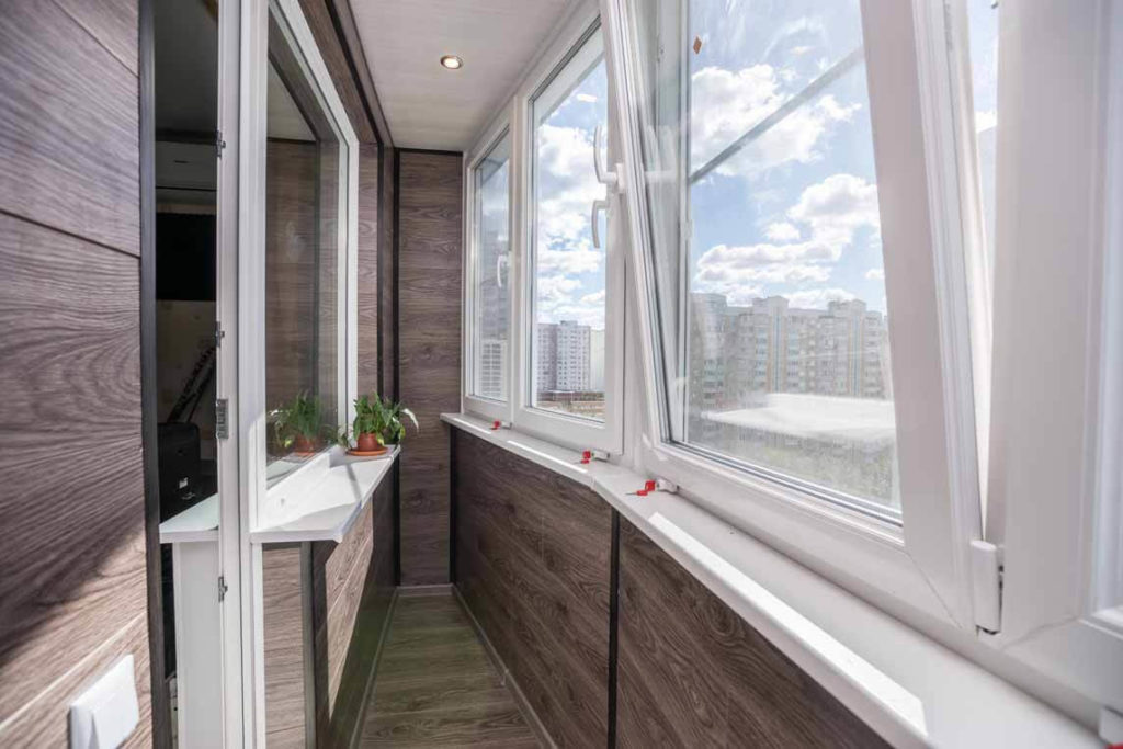 Тёплое остекление балкона профилем Rehau c отделкой ламинатом в Лыткарино