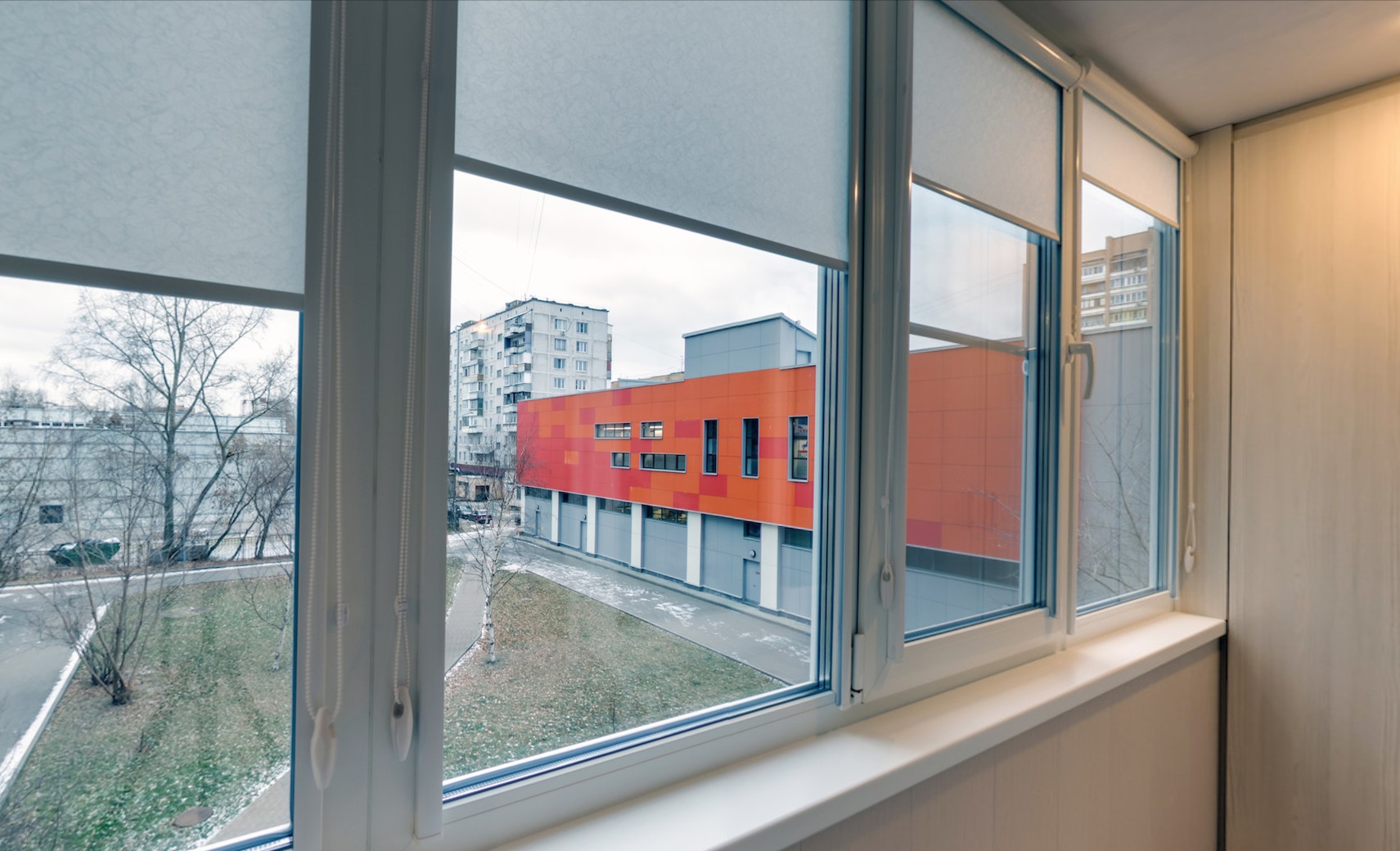 Теплое остекление балкона профилем REHAU с отделкой и выпадающими шторами в Лыткарино
