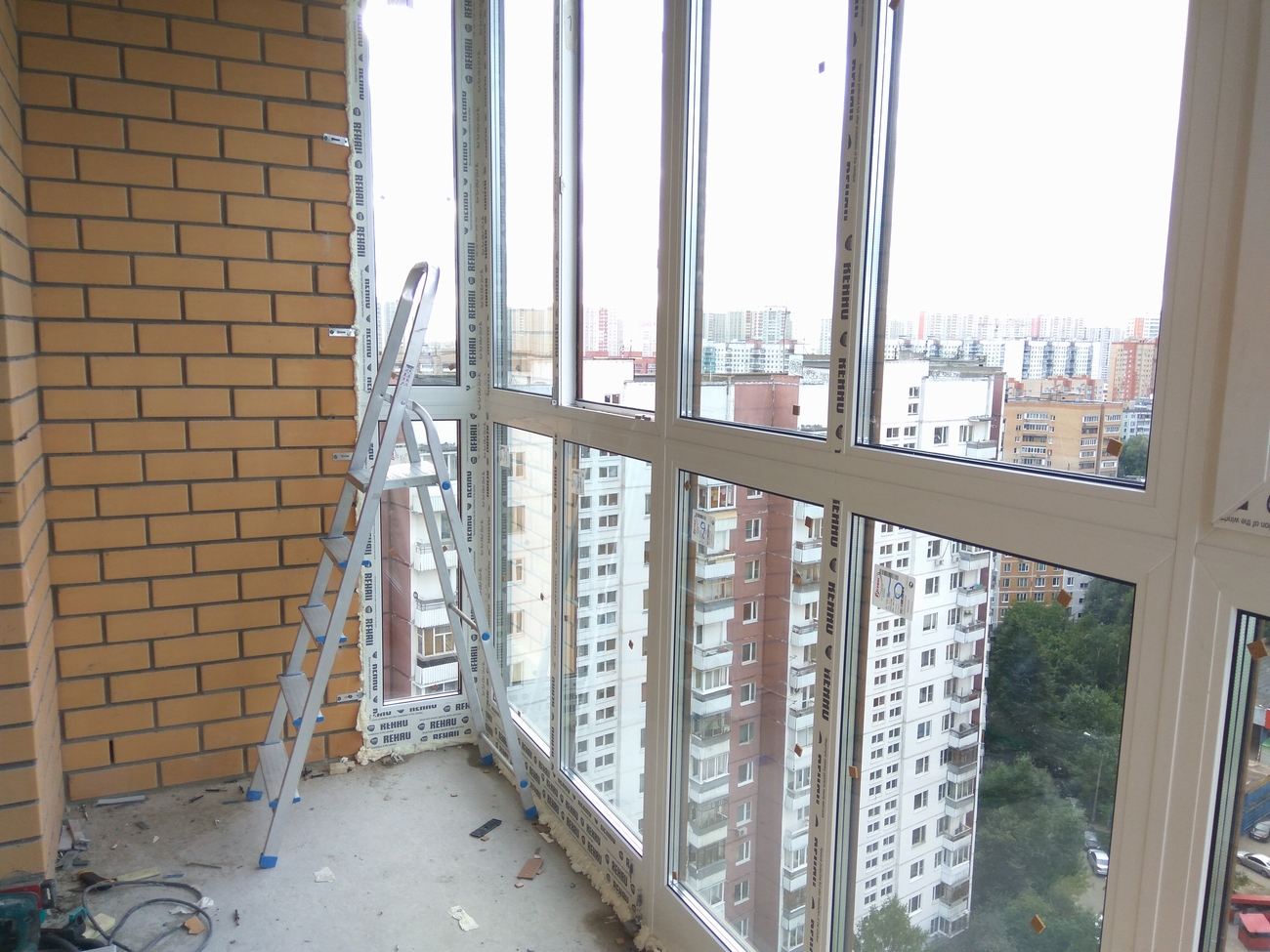 Французское панорамное остекление балкона пластиковыми окнами Лыткарино