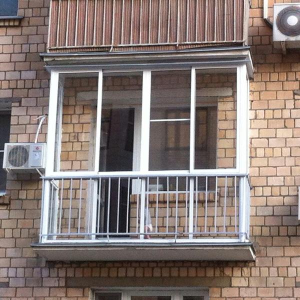 Французское остекление балкона от пола до потолка с ограждением в Лыткарино