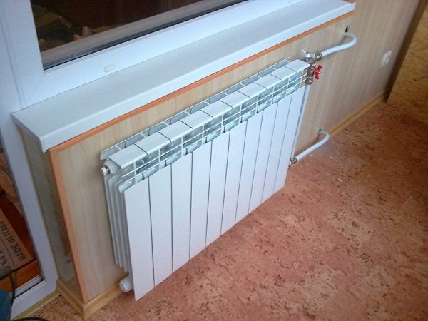 Теплое остекление балкона пластиковыми окнами и установкой масляного обогревателя в Лыткарино